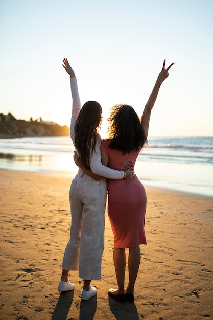 Mujeres felices de tiro completo en la playa