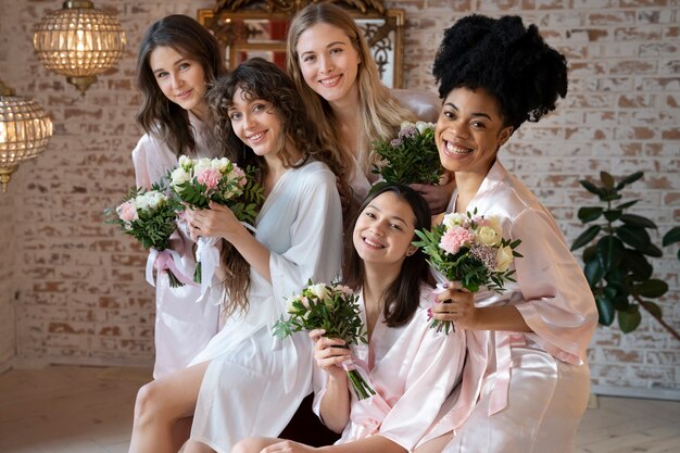 Mujeres felices de tiro medio celebrando juntas