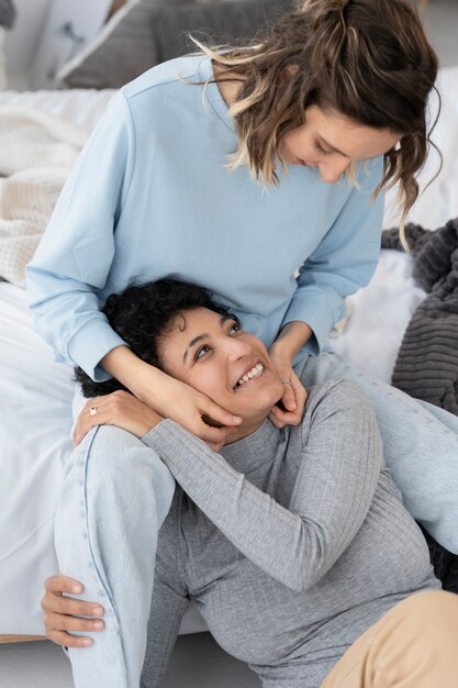 Mujeres felices de tiro medio en el interior