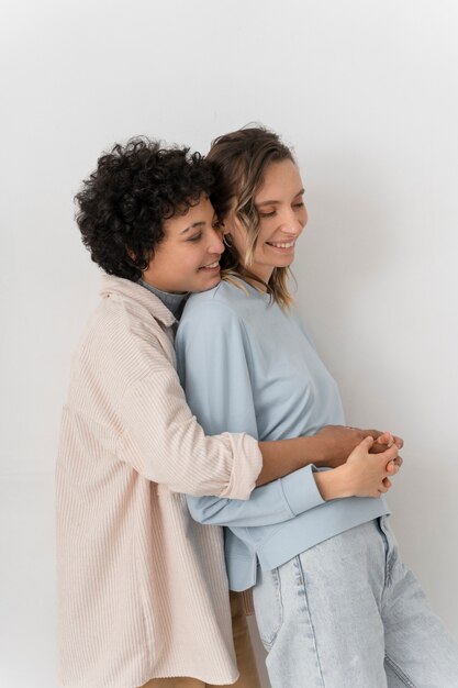 Mujeres felices de tiro medio en el interior