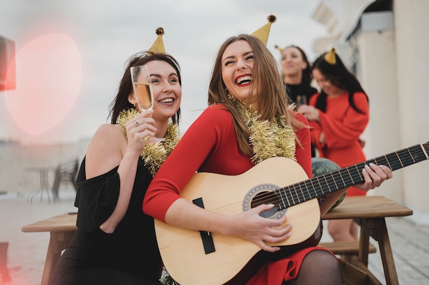 Mujeres felices tocando la guitarra