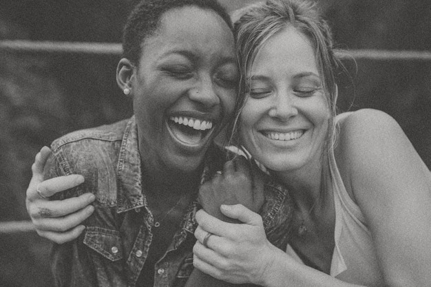 Mujeres felices en tono blanco y negro