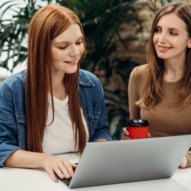 Mujeres felices trabajando juntas en un proyecto