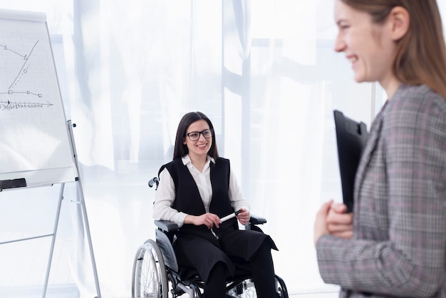 Foto gratuita mujeres felices trabajando juntas