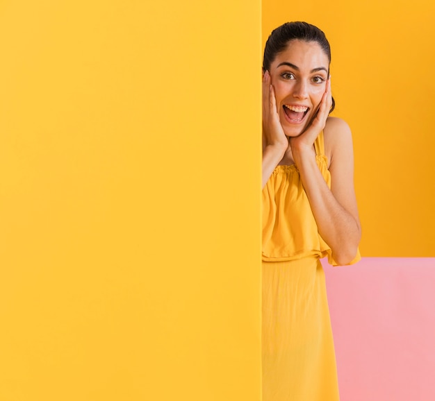 Mujeres felices en vestido amarillo