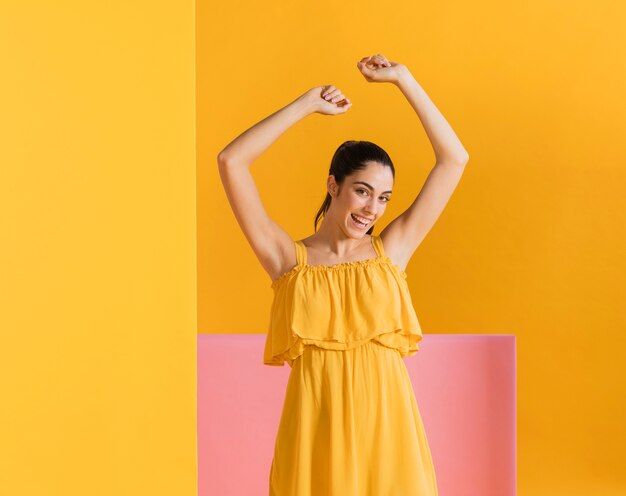 Mujeres felices en vestido amarillo