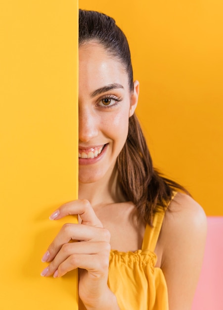 Foto gratuita mujeres felices en vestido amarillo