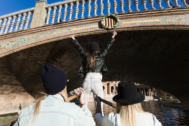 Mujeres flotando debajo del puente