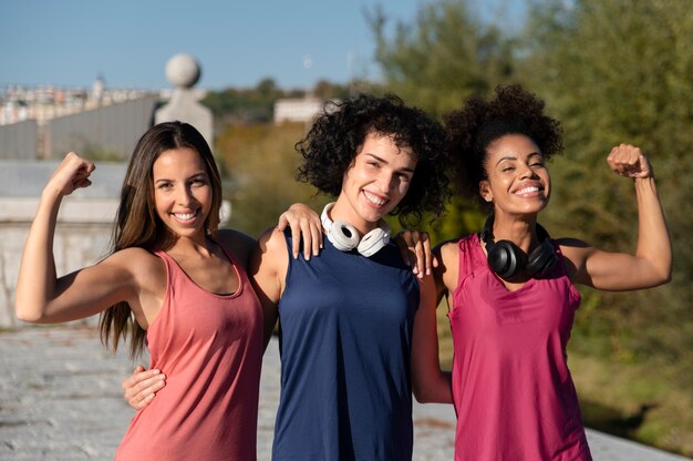 Mujeres fuertes de tiro medio al aire libre