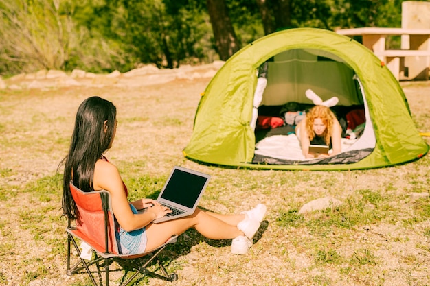 Foto gratuita las mujeres con gadgets pasan tiempo al aire libre.