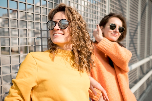Foto gratuita mujeres con gafas de sol pasando tiempo juntas