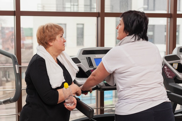 Mujeres en el gimnasio hablando