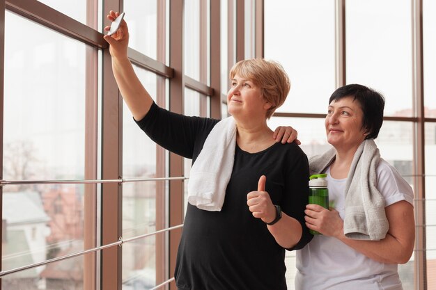 Mujeres en el gimnasio tomando selfie