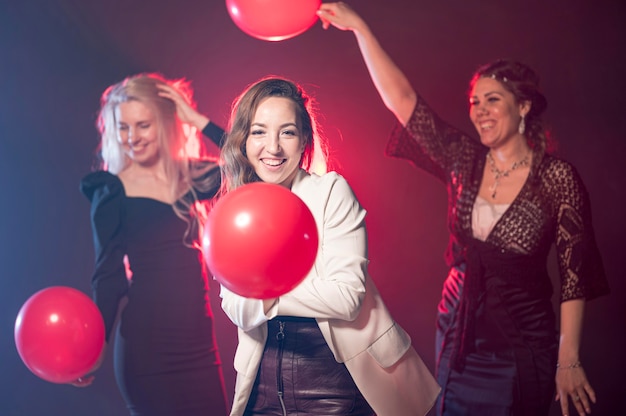 Mujeres con globos en fiesta