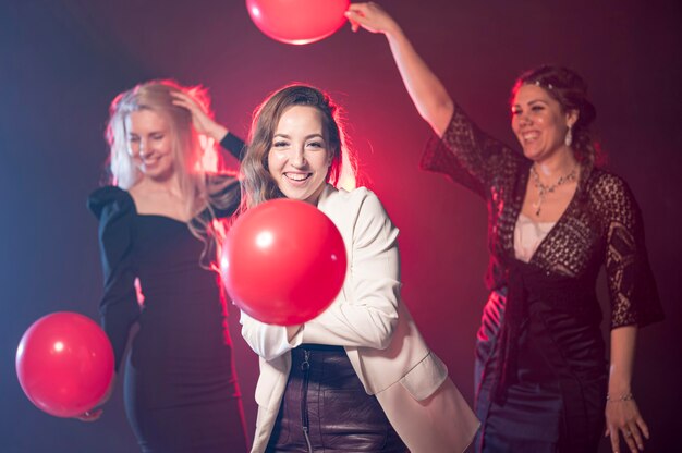 Mujeres con globos en fiesta