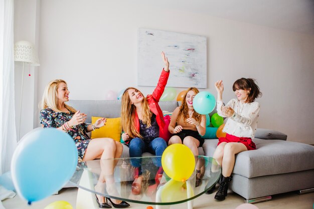 Las mujeres con los globos que se divierten