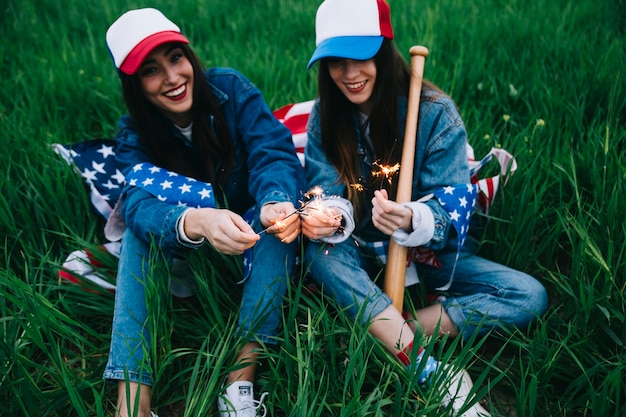 Foto gratuita mujeres con gorras de colores celebrando el 4 de julio