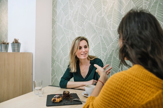 Mujeres hablando en café