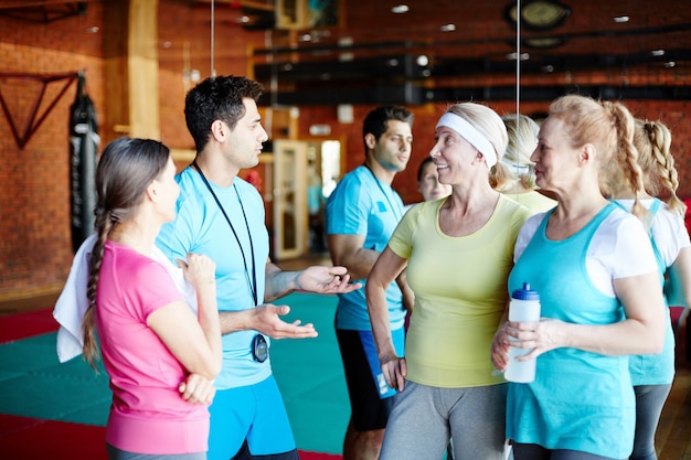 Mujeres hablando con el entrenador