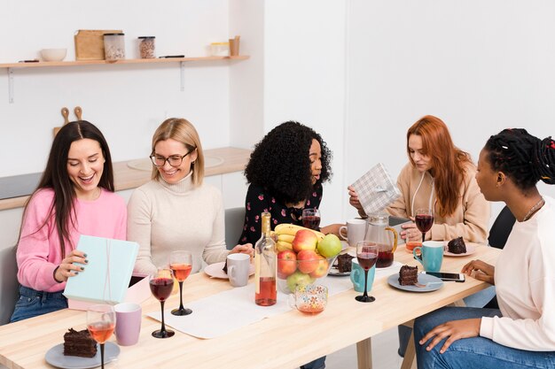 Mujeres hablando en pequeños grupos.