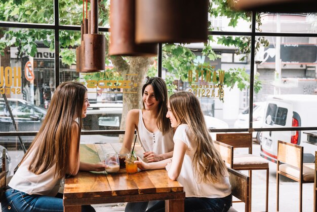 Mujeres hablando