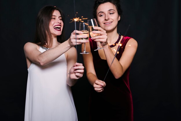 Mujeres haciendo copas de champán