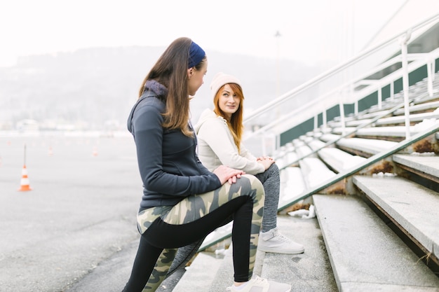 Foto gratuita mujeres haciendo ejercicio y hablando en las escaleras