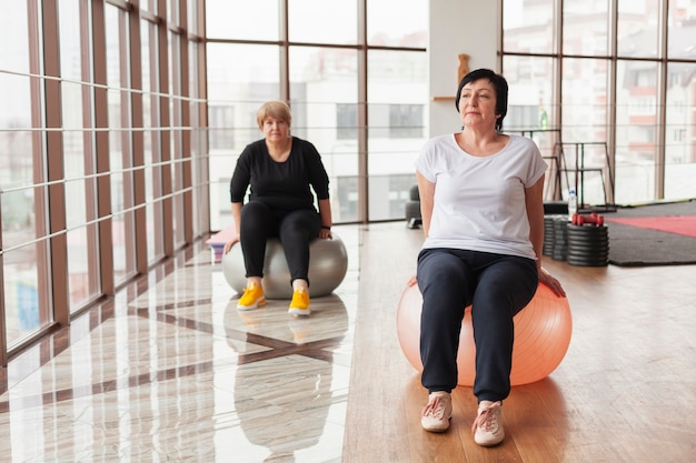 Mujeres haciendo ejercicio en pelotas