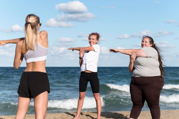 Mujeres haciendo ejercicios en la playa