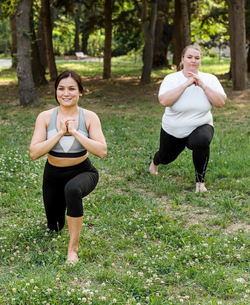 Mujeres haciendo estocadas en el parque