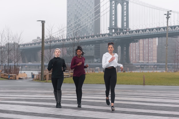 Foto gratuita mujeres haciendo jogging juntas