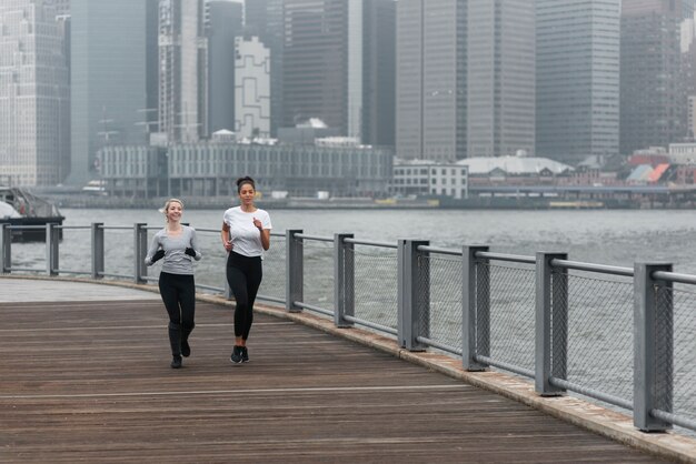 Mujeres haciendo jogging juntas