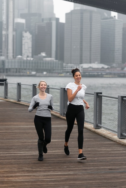 Foto gratuita mujeres haciendo jogging juntas