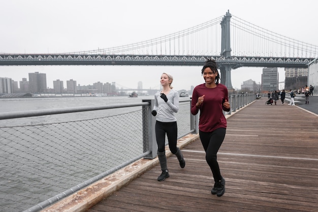 Foto gratuita mujeres haciendo jogging juntas