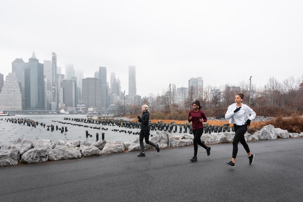 Mujeres haciendo jogging juntas