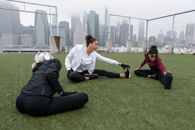 Foto gratuita mujeres haciendo jogging juntas