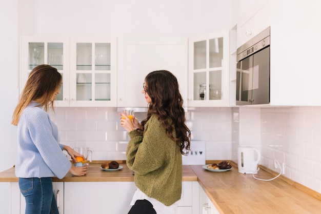 Mujeres haciendo jugo en la cocina