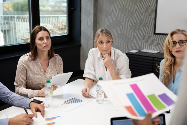 Mujeres haciendo plan de negocios en el trabajo