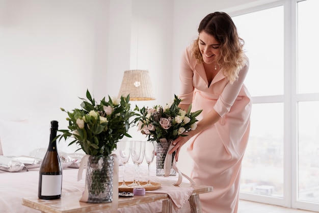 Mujeres haciendo preparativos para la boda