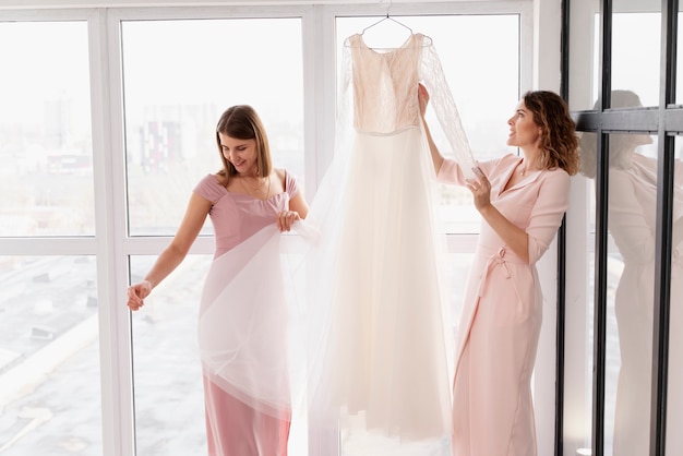 Mujeres haciendo preparativos para la boda