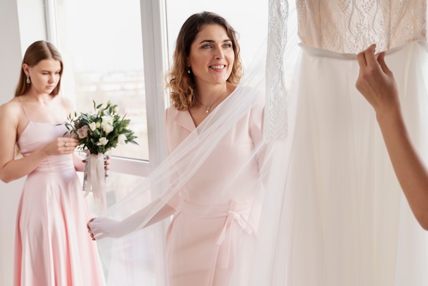 Foto gratuita mujeres haciendo preparativos para la boda