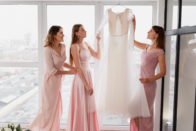 Mujeres haciendo preparativos para la boda