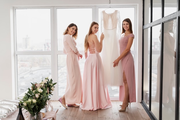 Mujeres haciendo preparativos para la boda