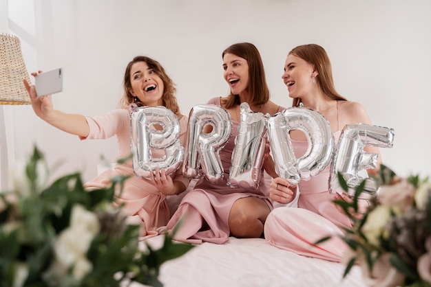 Mujeres haciendo preparativos para la boda