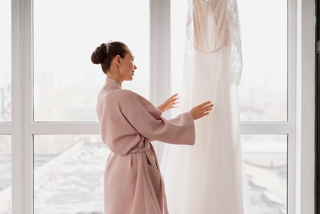 Foto gratuita mujeres haciendo preparativos para la boda