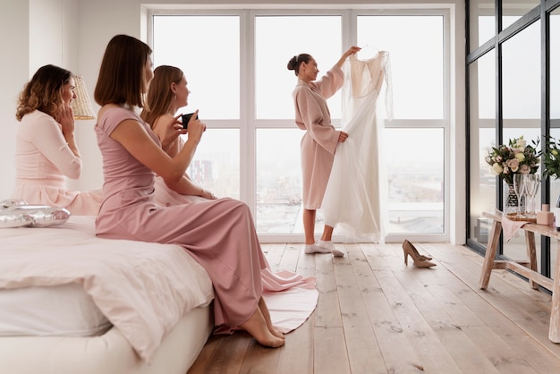 Mujeres haciendo preparativos para la boda