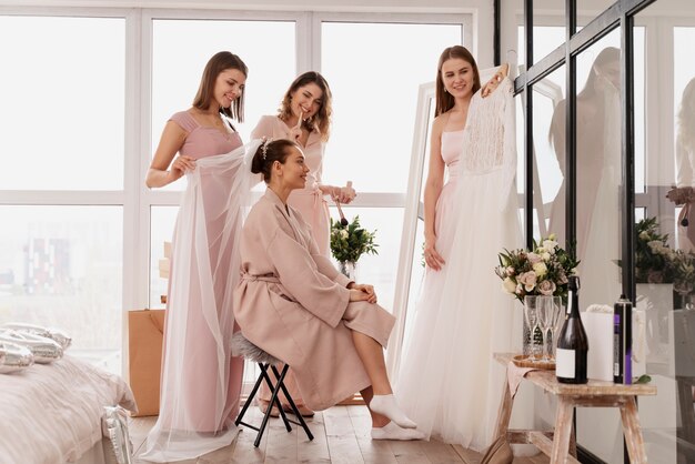 Mujeres haciendo preparativos para la boda