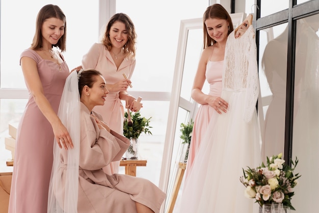 Mujeres haciendo preparativos para la boda