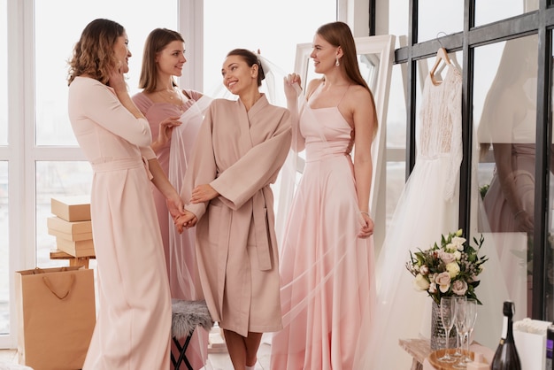 Mujeres haciendo preparativos para la boda