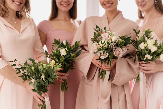 Mujeres haciendo preparativos para la boda